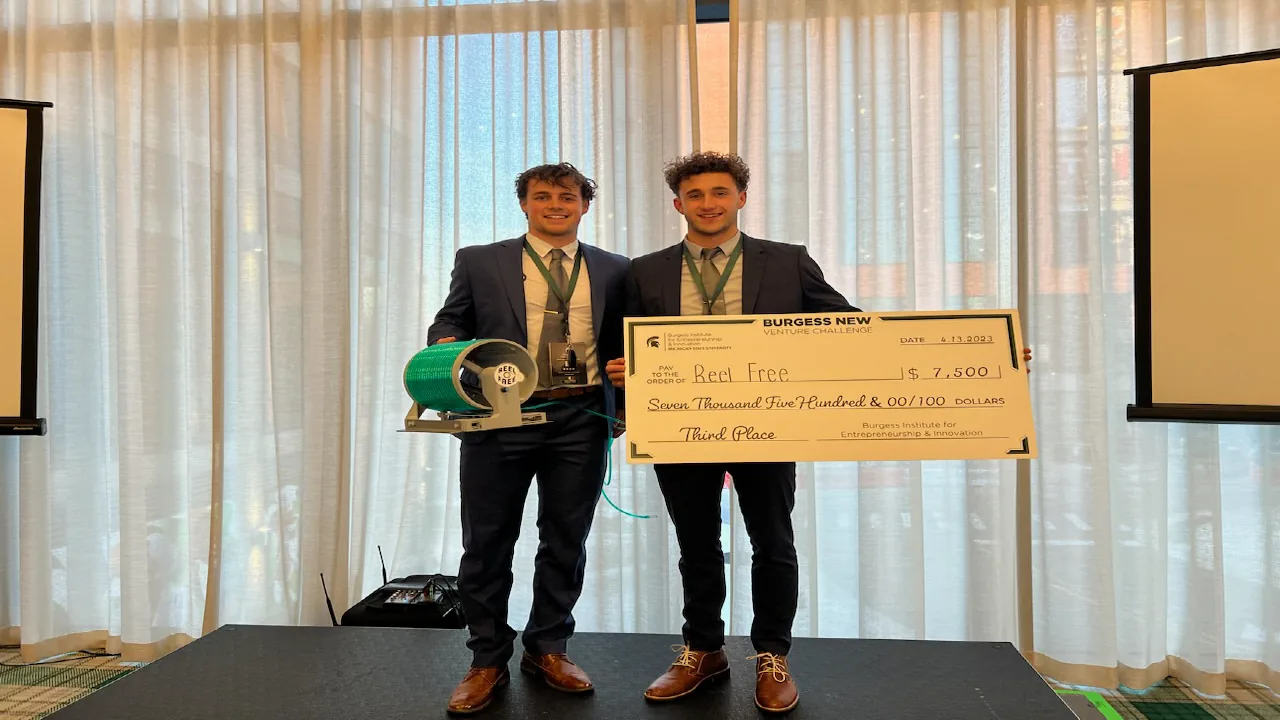 Reel Free Team winning award for innovative retractable oxygen hose reel medical 
